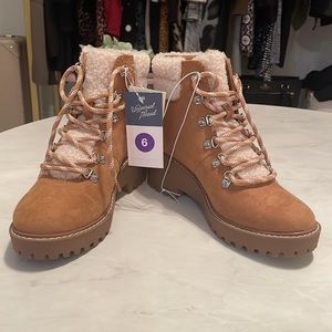 Universal Thread Size 6 boots new.